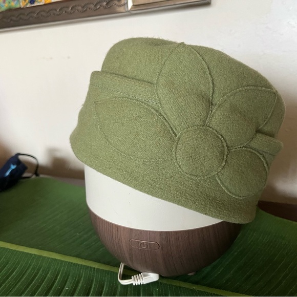 WINTER HAT - 100% wool hat with sewn large, lovely flower. - Picture 3 of 6